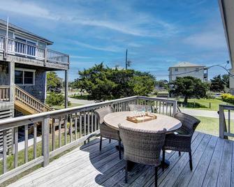 Quaint Waterfront Cottage. Quick walk to the beach - Avon - Balcón