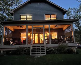 Lake George. Beautiful, spacious 5-bedroom lakefront home. Newly listed. - Ticonderoga - Building