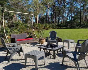 Care Takeover Home - Englewood - Binnenhof