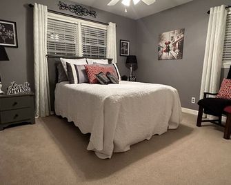 Walking Bear Retreat near North Greenville University in a quiet country retreat - Landrum - Bedroom