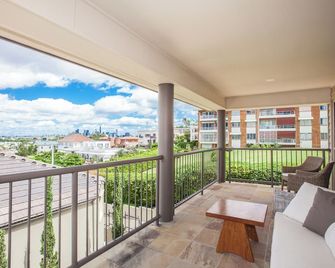 Executive Three Bedroom Two Level Spacious Home with Pool and Parking for Two - Eagle Farm - Balcony