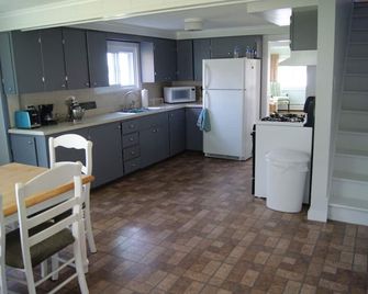 Waterfront Cottage Bungalow (Large1500 Sq. ft. w/Central Air conditioning) - Greece - Kitchen