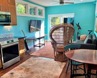 Beautiful central Austin apartment! Near ATX-cool cafes, bars, & parks! - Austin