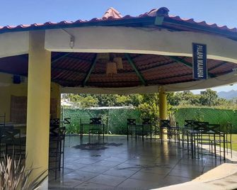 Hotel Js - Cocoyoc - Patio