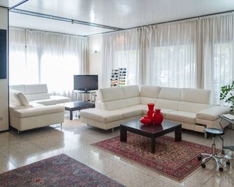 Hotel Lis - Asti - Living room