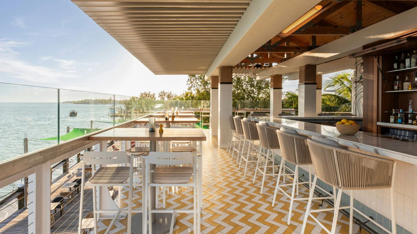 ثري ووترز ريزورت آند مارينا، أيسلامورادا، إيه تريبوت بورتفوليو ريزورت