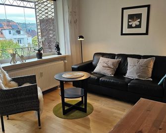 Ferienwohnung in zentraler und ruhiger Lage mit Balkon, fußläufig zur Innenstadt - Hameln - Wohnzimmer