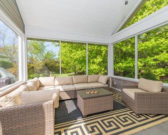 Lily Pond Haven - Private Hot tub - Large recently remodeled home! - South Haven - Soggiorno