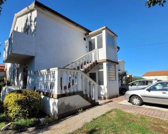 Apartments Adriana - Omisalj - Budynek