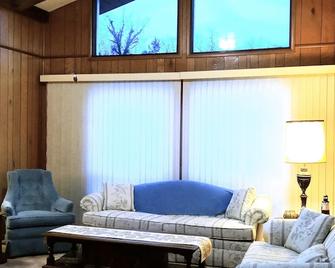 1-Mile From Conley Bottom's Ramp - Monticello - Living room