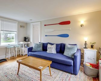 1 Mi to Ferry Sea Street Cottage in Hyannis - Hyannis - Living room