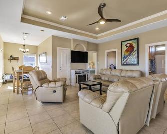 Parrot Head - 3 Bedroom, 2 Bath, Sleeps 9 - Beach Front! - Crystal Beach - Living room