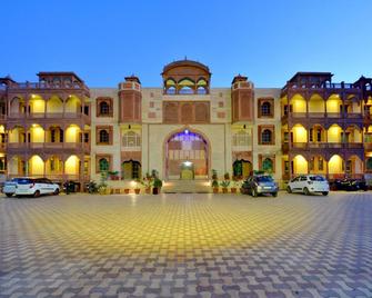 OYO 1006 Hotel Red Fort - Āmer - Gebouw