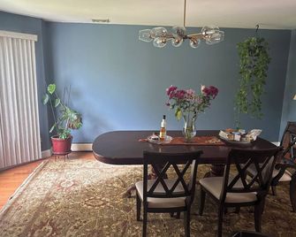 enjoy this property all to yourself. - Warwick - Comedor