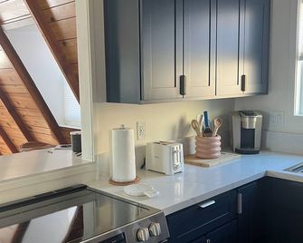 Charming 2-bedroom A-Frame cabin with AC, WiFi in tranquil Frazier Park - Frazier Park - Kitchen