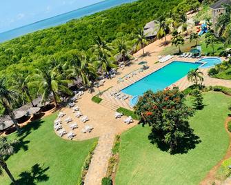 Tanga Beach Resort & Spa - Tanga - Piscina