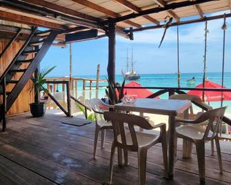 Ecohotel Hector - บาห์รู - ระเบียง