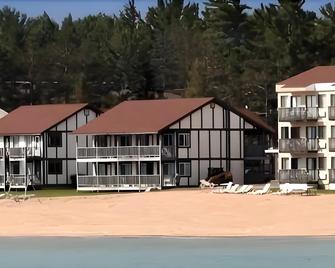 Waterfront Inn Mackinaw City - מקינאו סיטי - בניין