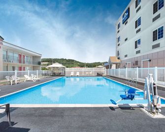 Ramada by Wyndham Harrisonburg - הריסונברג - בריכה