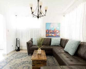 Chill Family and Friend Escape with Wrap Around Porch - Rio Grande - Sala