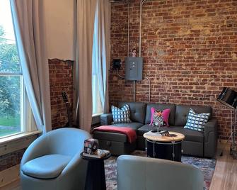 Hidden Station. 2 bedroom pet friendly apartment in the heart of Horse Cave Ky. - Horse Cave - Living room