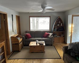 Private, Lake of Bays, Algonquin Park, Huntsville, Family friendly cottage - Huntsville - Living room