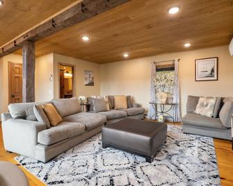 Skyline View: Mountain top lake house - Diamond Point - Sala de estar