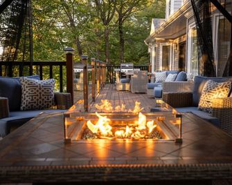 Incredible Waterfront Property in the City, Trail, Boat-in/out, View, Fire Table - Fredericton - Patio