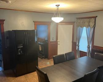 Spacious 3 bedroom apt 1st fl with spacious bedrooms and living room area - New Bedford - Dining room