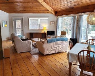 Honeycomb Cottage - Bright, Airy And Spacious Sanctuary With Water View! - Dalvay by the Sea - Wohnzimmer