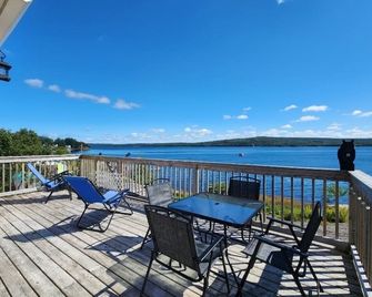 Oceanside beautiful vacation property! - Lewisporte - Balcón