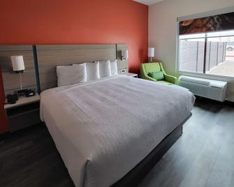 Best Western Plus Executive Residency Carlsbad Hotel - Карлсбад - Спальня