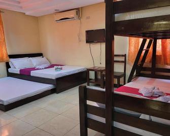 Voyagers Palace - Puerto Princesa - Bedroom