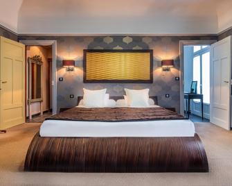 لو جراند هوتل تورز - تور - غرفة نوم