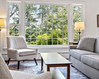 Spacious & Luxurious, Ocean Access & Heated Pool, 15 Mins To Portland, Fire Pit - Cumberland Foreside - Living room