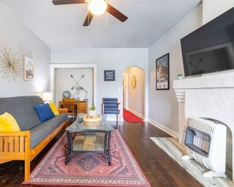 The Charm Chickasha, Fiber Wifi, Washer - Chickasha - Sala de estar