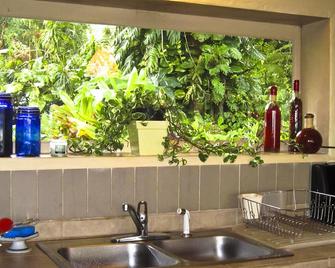 Paradise: Ocean View Cottage Solar Power Tropical Flower Gardens - Hana - Cocina