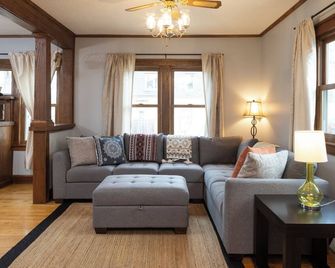 Home Away from Home/ Fast Internet/ Keyless Entry - Minneapolis - Wohnzimmer