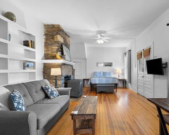 Suite 1, Quick Stroll to Downtown - Black Mountain - Huiskamer