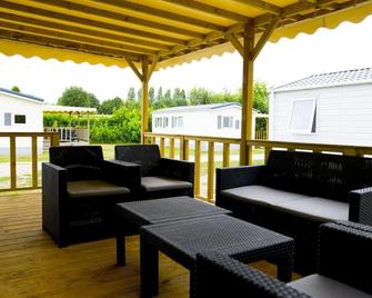 Chalet with a terrace in a beautiful setting - Udenhout - Balcony