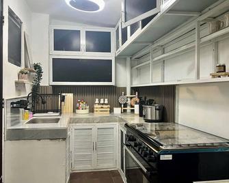 Cozy Holiday Home in San Pablo City for Groups of 8-10 - San Pablo City - Cuisine