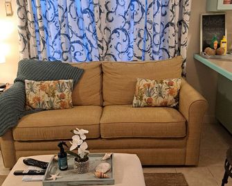 Hidden Haven - Cozy Studio - with pool. - Venetian Road Settlement - Living room