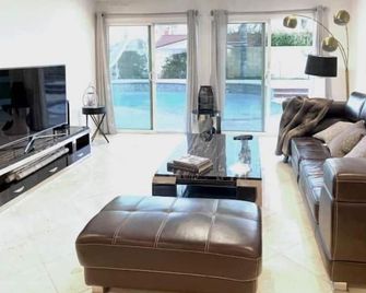 The Luxury Zenscape Retreat Private Suite - Hacienda Heights - Living room