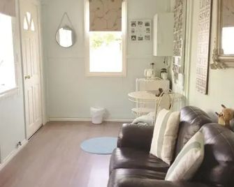 Must Love Dogs B&B - Rutherglen - Living room