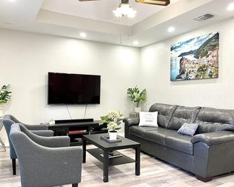Central Frisco - renovated nice & cozy unit 3 bed & 2 bath - free wifi & parking - Frisco - Living room