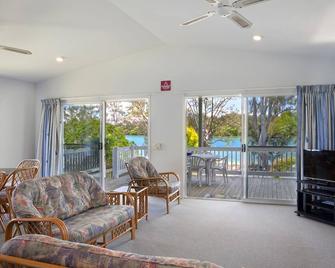 23 Hilton - Tewantin - Living room