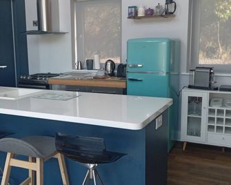 Beautiful new cottage with coastal walks, beaches, golf and Wild Atlantic Way. - Glenbeigh - Kitchen