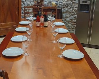 La ferme Biscot : Charm & Nature 45 min from Lyon. Renovated farmhouse with swimming pool - Ambronay - Comedor
