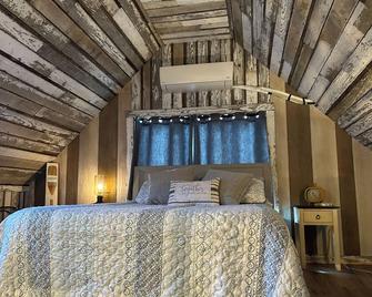 Unique cottage built in the 1800s, Granite Cliffs of Port Deposit Maryland. - Port Deposit - Bedroom