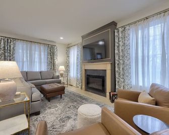 The Jolly Rancher: Sleeps up to 6 guests, hot tub & patio, 5 mins to Hershey - Hummelstown - Living room